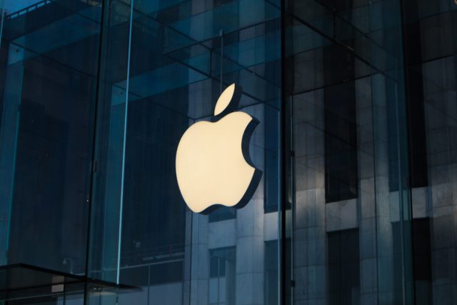 Как сегодня меняются акции Apple и что на них влияет?